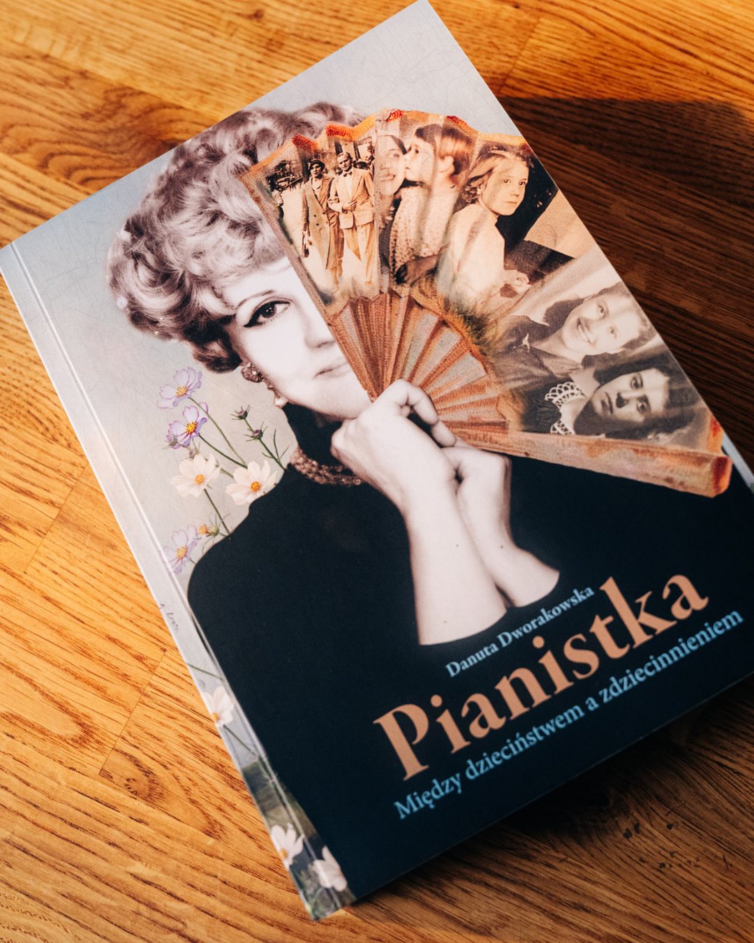 „Pianistka. Między dzieciństwem a zdziecinnieniem” – zobacz okładkę książki